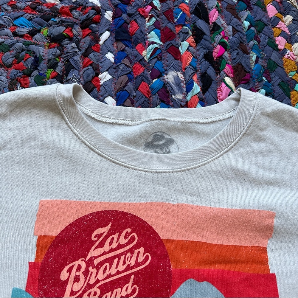 Zac Brown Band Love & Sunsets Beige Crewneck Sweatshirt Unisex Size XXL Comfy - Picture 4 of 12